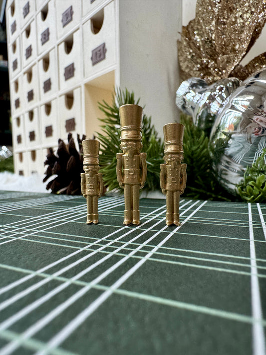 Set of 3 miniature toy soldiers, 1:12 scale dollhouse Christmas decor