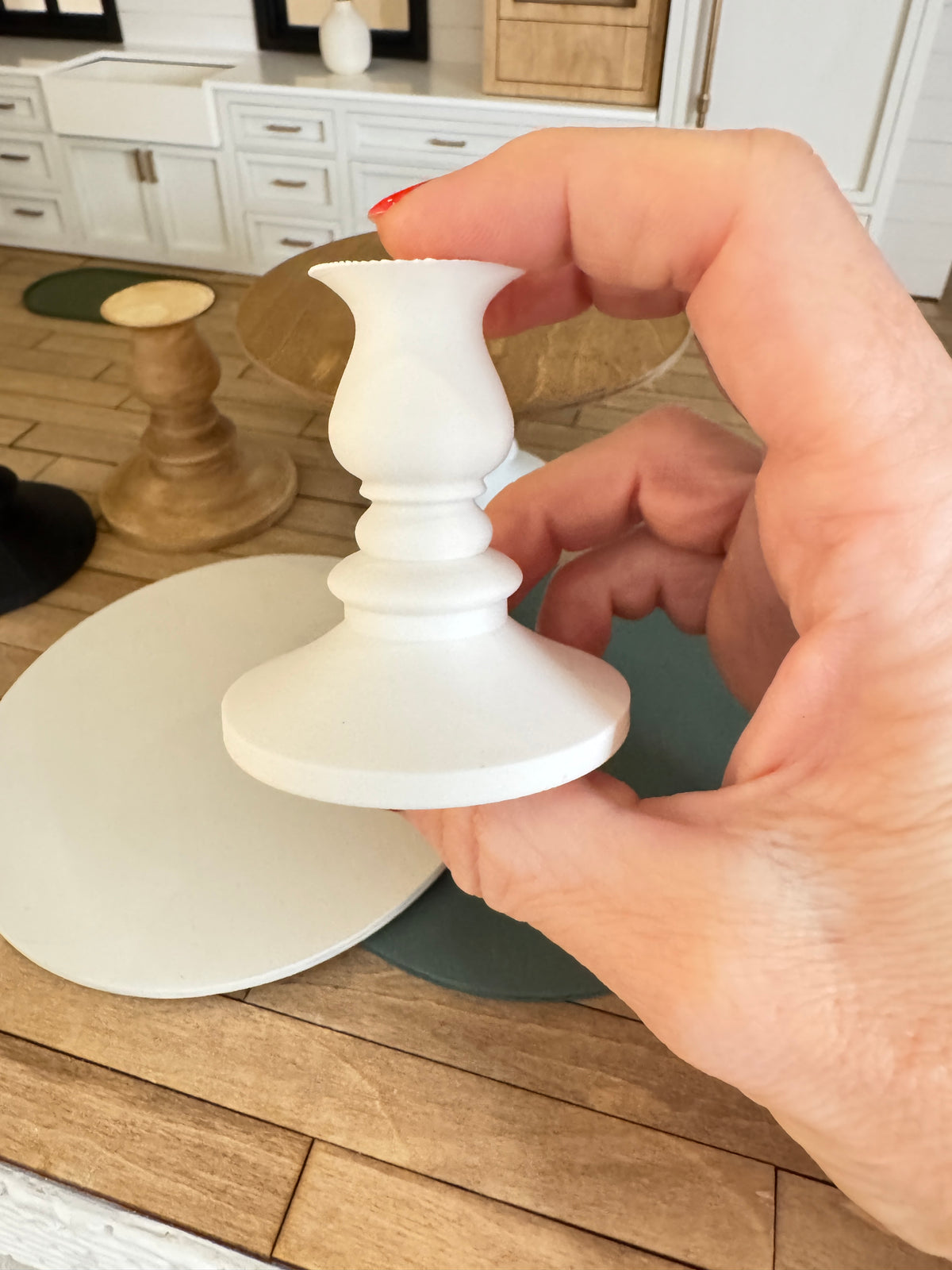 1:12 Scale Miniature Pedestal Dining Table - Dollhouse Farmhouse Furniture
